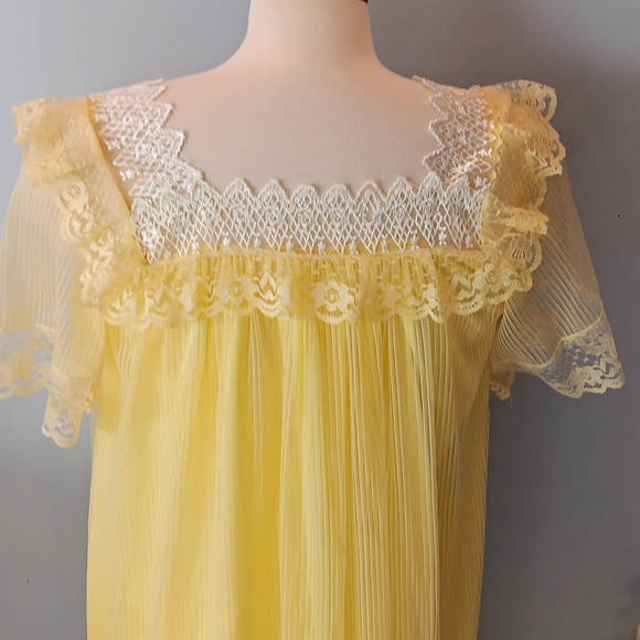 Yellow vintage handmade nightie - Picture 7 of 8